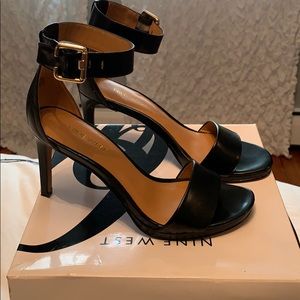 NWOT Nine West “Mean to be” Black strap heels sz7